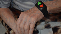 15 пенсионеров Краснояружского района получили браслеты с тревожной кнопкой