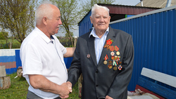 Глава Краснояружского района поздравил на дому участников Великой Отечественной войны