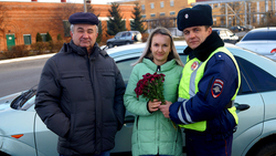 Полицейские поздравили женщин с Днём матери
