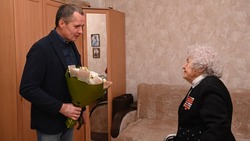 Вячеслав Гладков вручил медаль Марии Колтаковой в честь 80-летнего юбилея Прохоровской битвы 