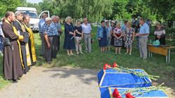 Перезахоронение останков священнослужителей прошло в краснояружской Колотиловке
