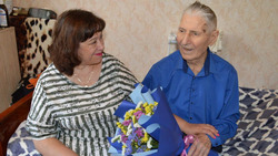 Краснояружские власти поздравили с днём рождения ветерана Великой Отечественной войны