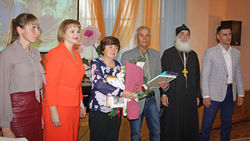 Ракитянские семьи-юбиляры получили фамильные статуэтки в подарок