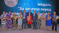 Краснояружцы получили заслуженные награды ко Дню района