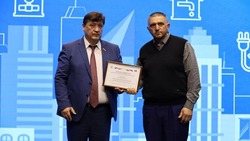 Краснояружский энергетик получил награду Белгородской областной Думы