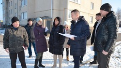 Глава администрации Краснояружского района обсудил со строителями возведение многоквартирного дома