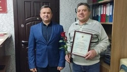 Сотрудники ветстанции по Ракитянскому и Краснояружскому районам поздравили коллегу с наградой
