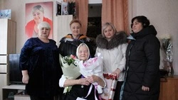 Власти Ракитянского округа поздравили труженицу тыла с юбилеем