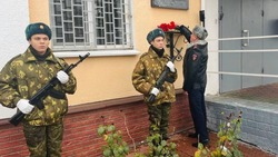 Ракитянцы возложили цветы к памятной мемориальной доске Николая Грищенко
