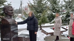 Краснояружцы почтили память Героев Советского Союза и возложили цветы к их бюстам