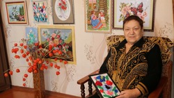 Ракитянка Мария Лопина сама освоила вышивку картин лентами