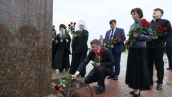 Александр Шуваев принял участие в возложении цветов к Памятникам Победы в Прохоровке