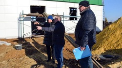 Власти Ракитянского района провели инспекцию строительства стадиона в селе Дмитриевка