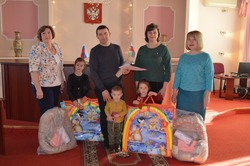 Специалисты краснояружского отдела ЗАГС поздравили семью с рождением двойни