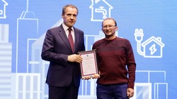 Вячеслав Гладков поздравил работников бытового обслуживания населения и ЖКХ с праздником