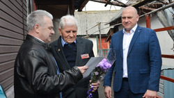 Глава администрации Ракитянского района поздравил с днём рождения Александра Тарасовича Скирдина