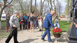 Ракитянцы возложили цветы к памятнику героям-чернобыльцам