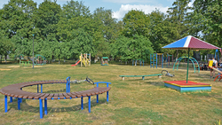 Власти обновили детскую площадку в краснояружском селе Демидовка