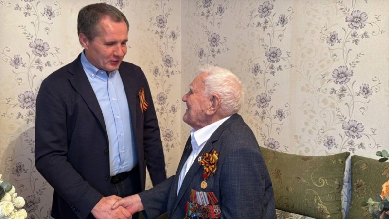 Вячеслав Гладков поздравил участника Великой Отечественной войны Виктора Кузнецова с Днём Победы