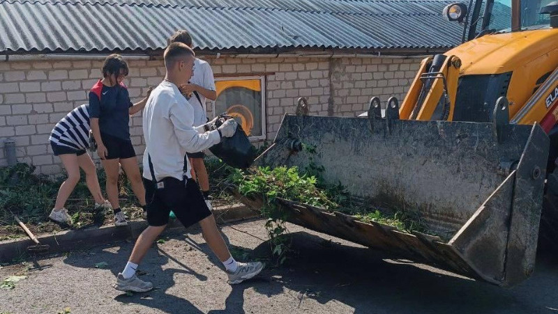 Фитнес тренировка. Они занимаются. Персональный тренинг в тренажерном зале. Фитнес тренер. Парные упражнения фитнес.