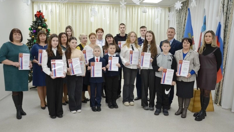 Краснояружские юные знатоки избирательного права получили награды