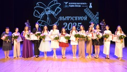 Краснояружские одиннадцатиклассники простились со школой