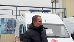 Вячеслав Гладков передал ключи от машин скорой помощи медикам территориальной самообороны