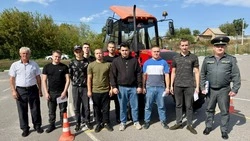 Ракитянские студенты приступили к сдаче экзаменов на право вождения самоходными машинами 