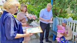 Глава администрации Краснояружского района поздравил труженицу тыла с 90-летием