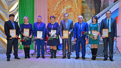 Валерий Бурба наградил лучших работников Краснояружской зерновой компании