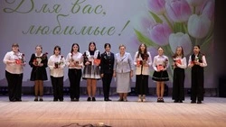 Власти округа поздравили ракитянок с Международным женским днём 