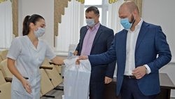 Михаил Несветайло вручил подарки работникам краснояружской больницы