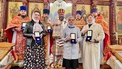 Епископ Губкинский и Грайворонский Софроний вручил краснояружцам награды РПЦ