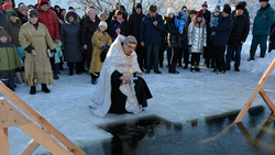 Около 400 краснояружцев приняли участие в крещенских купаниях