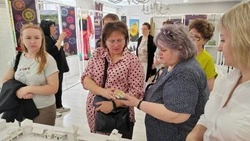 Краснояружские библиотекари посетили тактильную выставку «Душа города. Белгород»