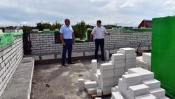 Власти Ракитянского района проверили ход строительства домов для сирот и многодетных семей