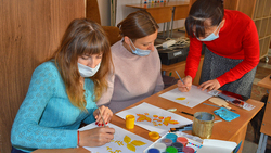 Мастер-класс по хохломской росписи прошёл в краснояружской мобильной студии