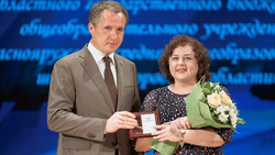Краснояружские педагоги получили звание «Почётный работник сферы образования РФ»