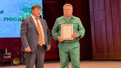 Краснояружский государственный инспектор леса получил областную награду