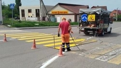 Специалисты приступили к обновлению дорожной разметки в Красной Яруге