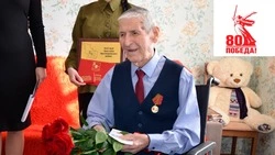 Власти Краснояружского района вручили ветерану юбилейную медаль к 80-летию Победы 