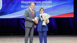 Вячеслав Гладков вручил федеральную награду учителю из Ракитянского района