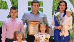 Власти Краснояружского округа поздравили семью с рождением пятого ребёнка