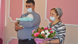 Краснояружский глава поздравил родителей первых новорождённых в 2022 году