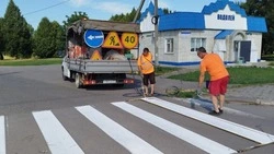Краснояружские специалисты занимаются обновлением дорожной разметки и пешеходных переходов