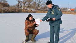 Сотрудники МЧС провели профилактические беседы с краснояружскими рыбаками