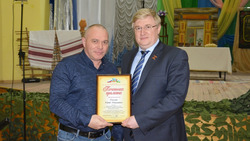 Андрей Миськов вручил награды волонтёрам Краснояружского района