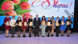 Глава администрации Краснояружского района поздравил жительниц муниципалитета с праздником весны