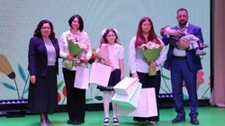 Жительница Краснояружского округа отмечена почётным знаком «Материнская слава»