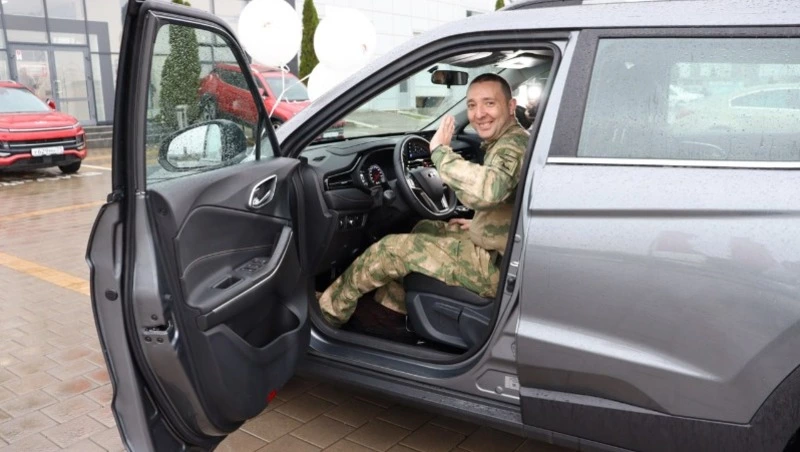 Филиал фонда «Защитники Отечества» передал ветерану СВО ключи от новой машины